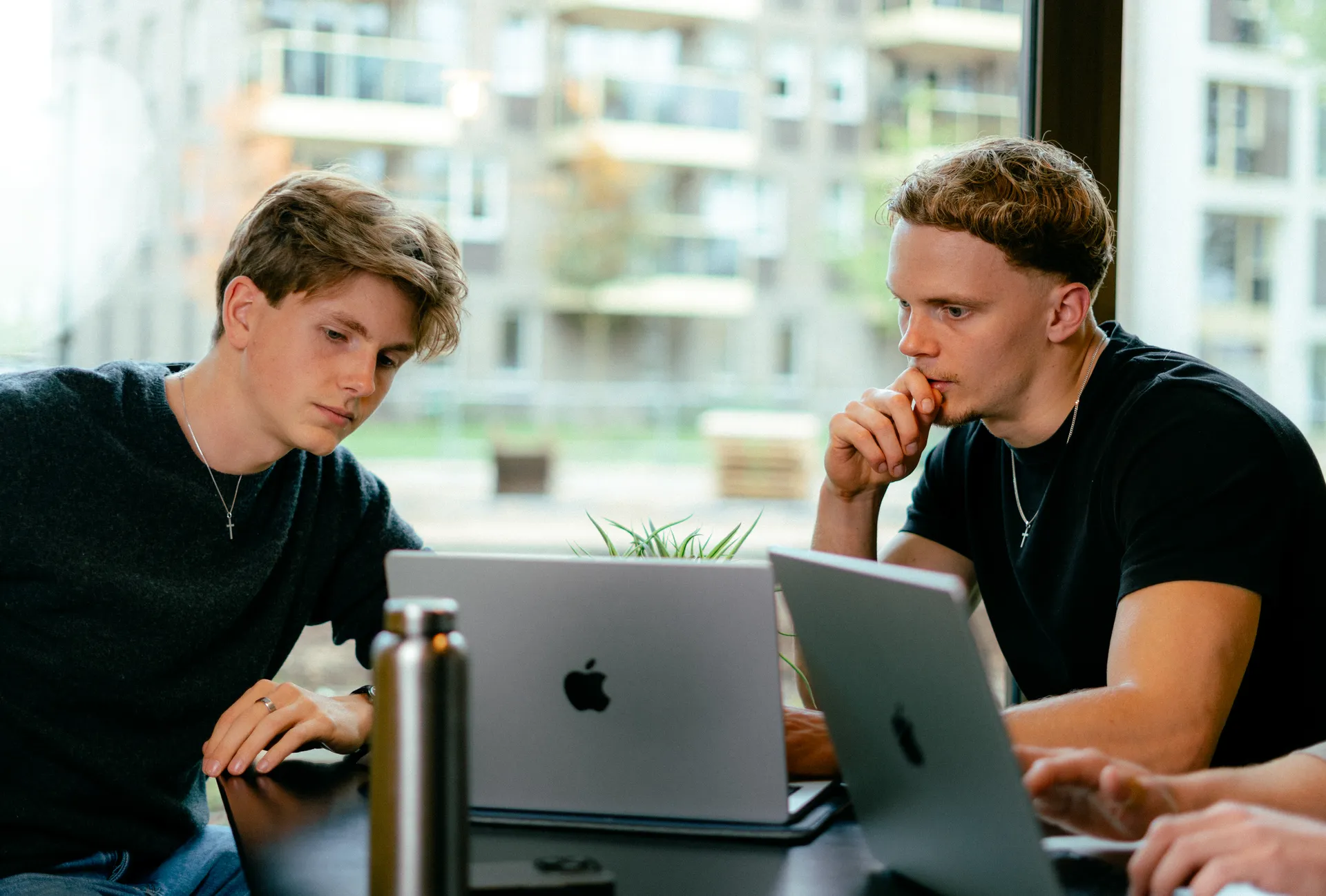 Daniel en Luuk kijken naar scherm