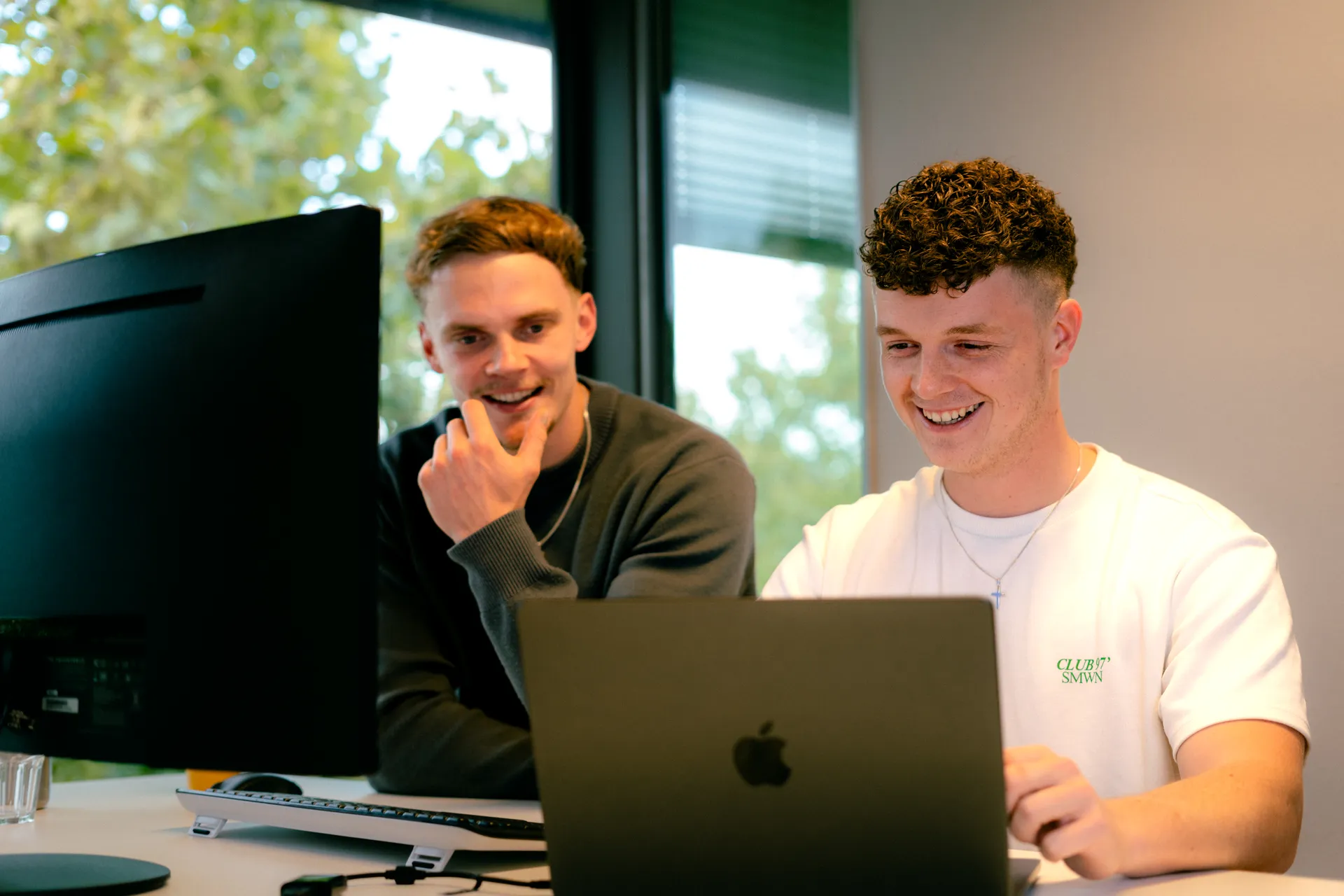 Sem en Luuk aan het werk